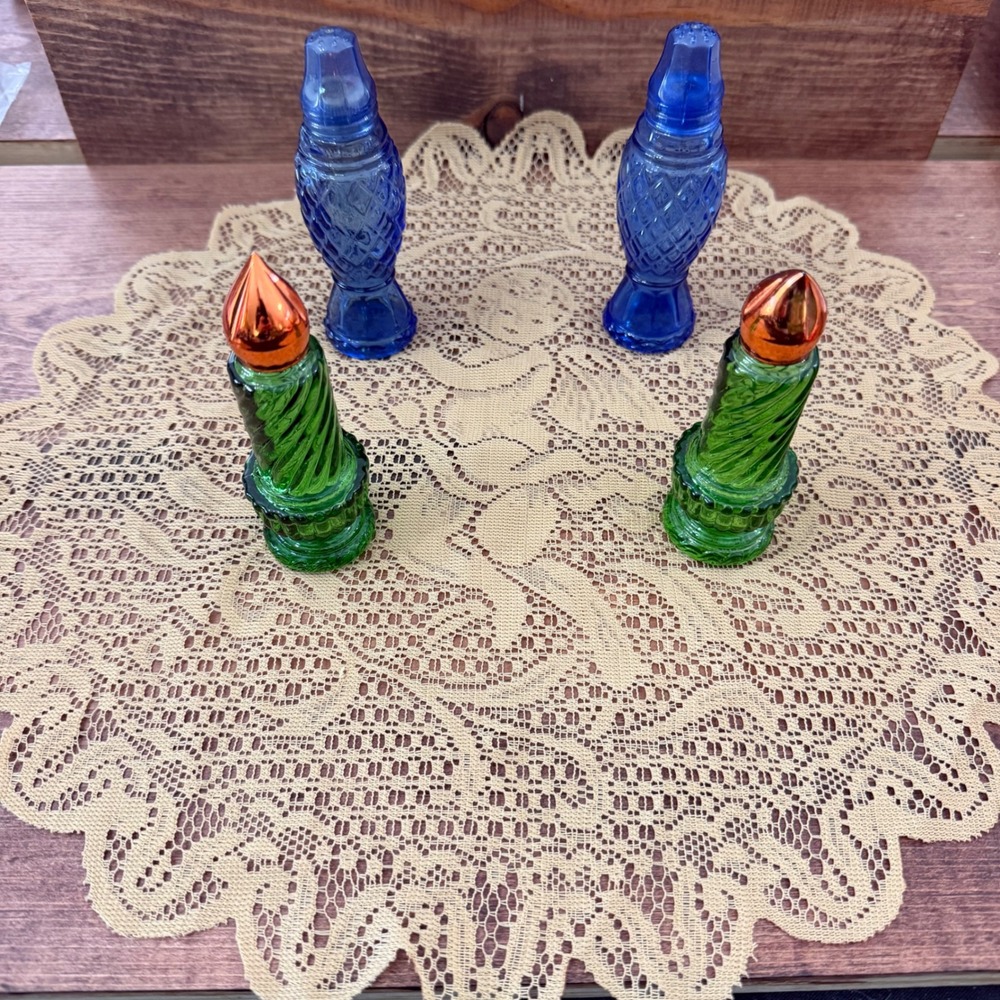 VTG Avon Glass Salt & Pepper Shakers Cobalt Blue/Green 4 Pc Set Empty w VTG Lace